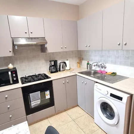 5 Min Walk To Beach, Perfect Seaside Escape Larnaca