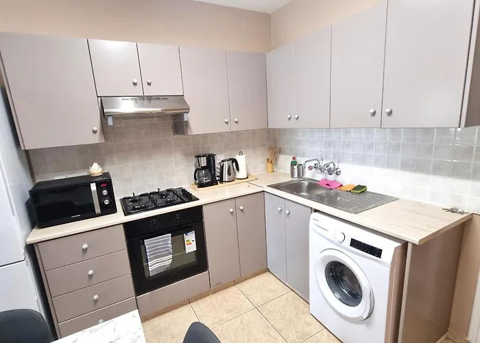 5 Min Walk To Beach, Perfect Seaside Escape Larnaca