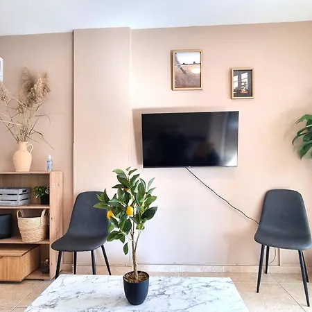 Apartment 5 Min Walk To Beach, Perfect Seaside Escape Larnaca